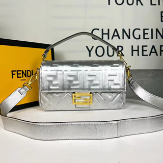 FENDI（芬迪）BAGUETTE中号手袋